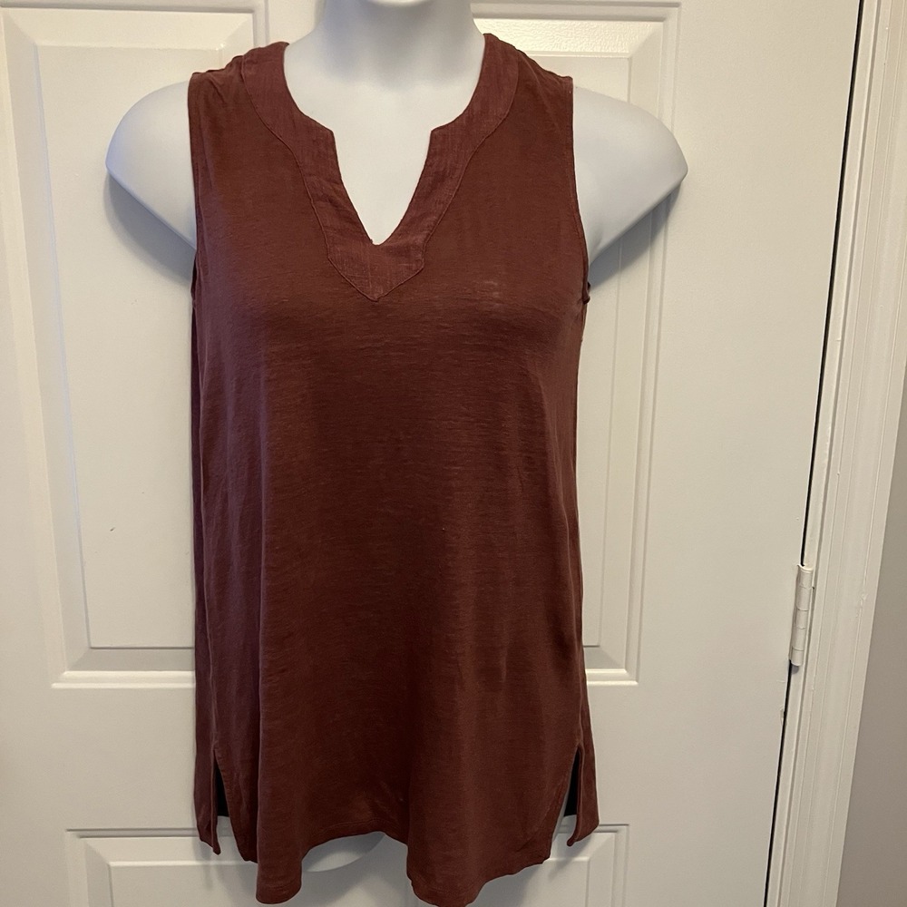 Artisan NY Tank Top Women's Size Medium 100% Linen Burgundy Solid V Neck Coastal